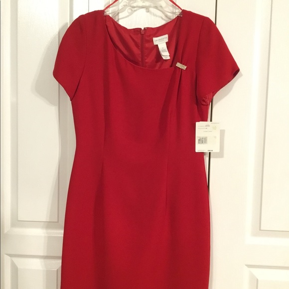 NWT Claiborne Red Dress - Sz 10 with jewelled brooch. - Picture 1 of 6